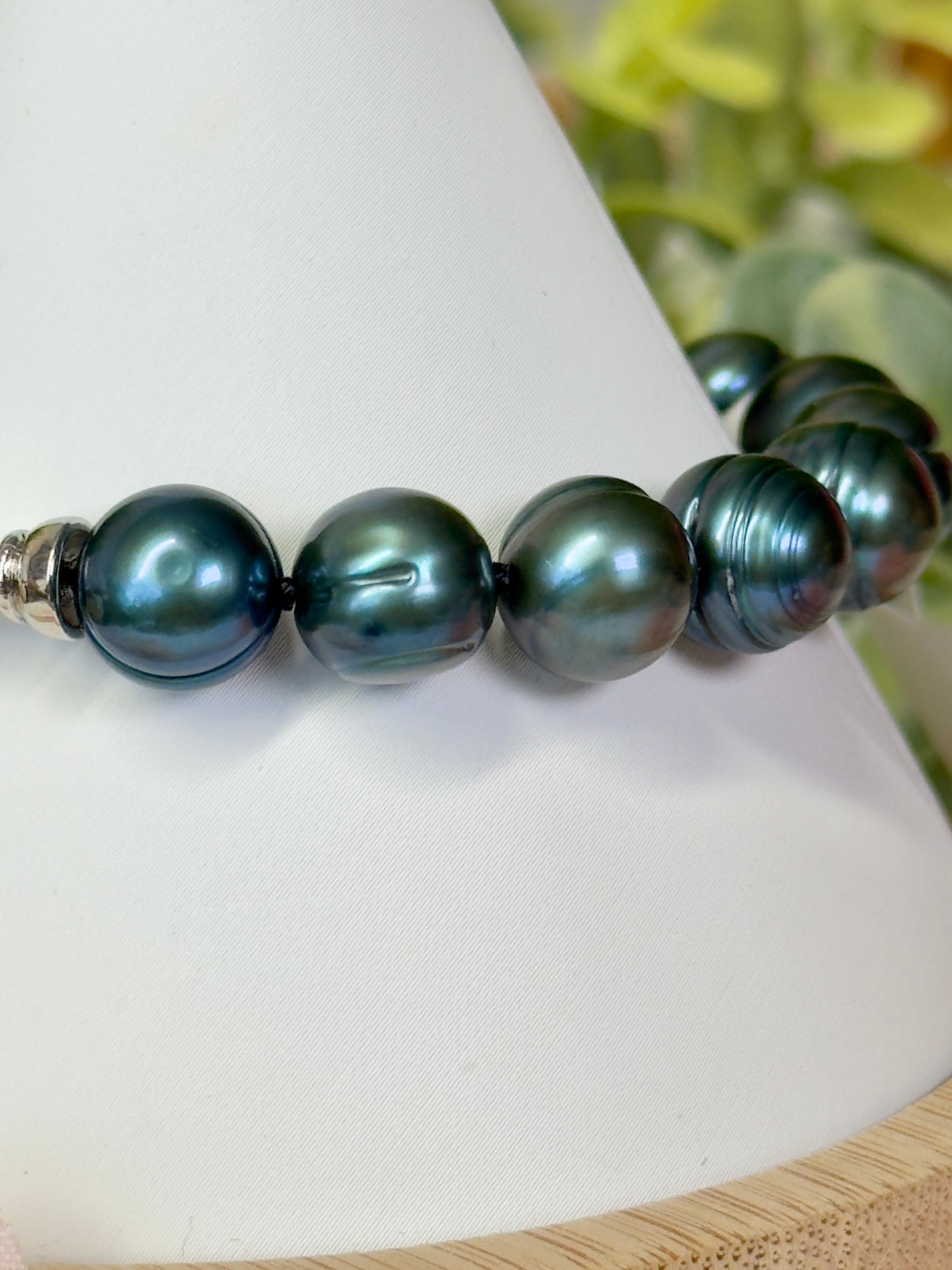 Peacock freshwater pearl bracelet. Fits a size 7” wrist, non elastic with hook closure. See attached video. Beads are approximately 10mm