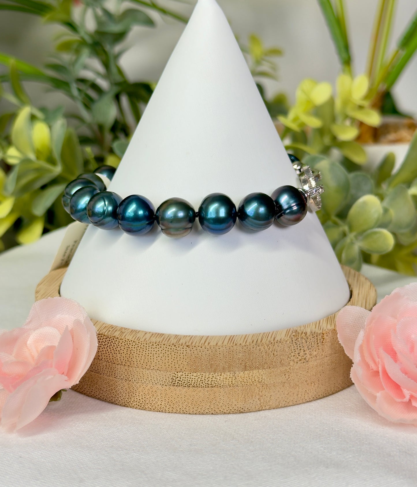 Peacock freshwater pearl bracelet. Fits a size 7” wrist, non elastic with hook closure. See attached video. Beads are approximately 10mm