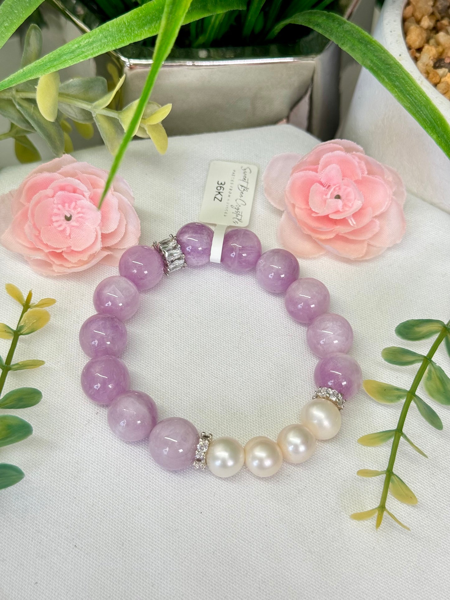 Kunzite and freshwater pearl design bracelet. 10.5mm beads and fits size 7” wrist. Can be resized, see description.