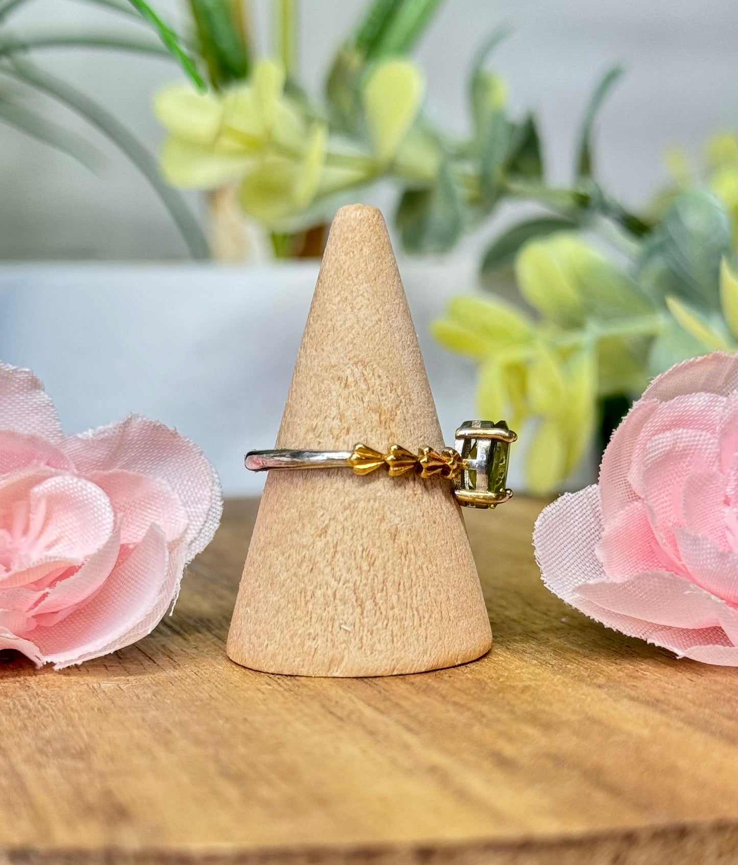 Peridot ring two-tone. Gold plated s925 sterling silver and adjustable