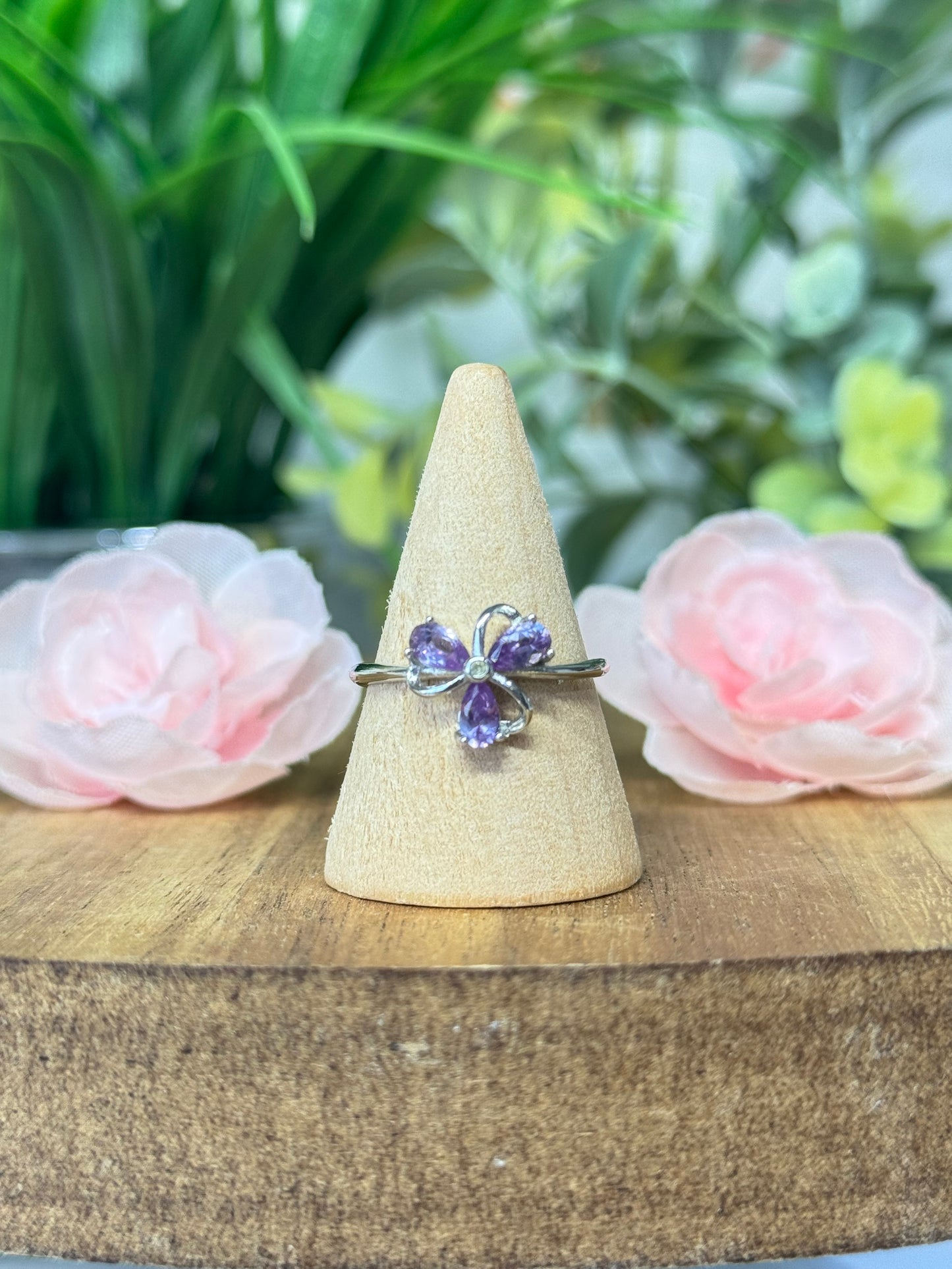 Alexandrite flower ring. S925 silver plated and adjustable(UV reactive)