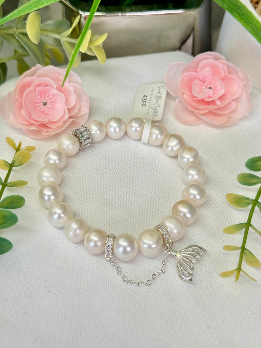 Freshwater pearl design bracelet with mermaid tail charm. 10-11mm beads. Fits wrist size 7”. Can be resized, please see description.