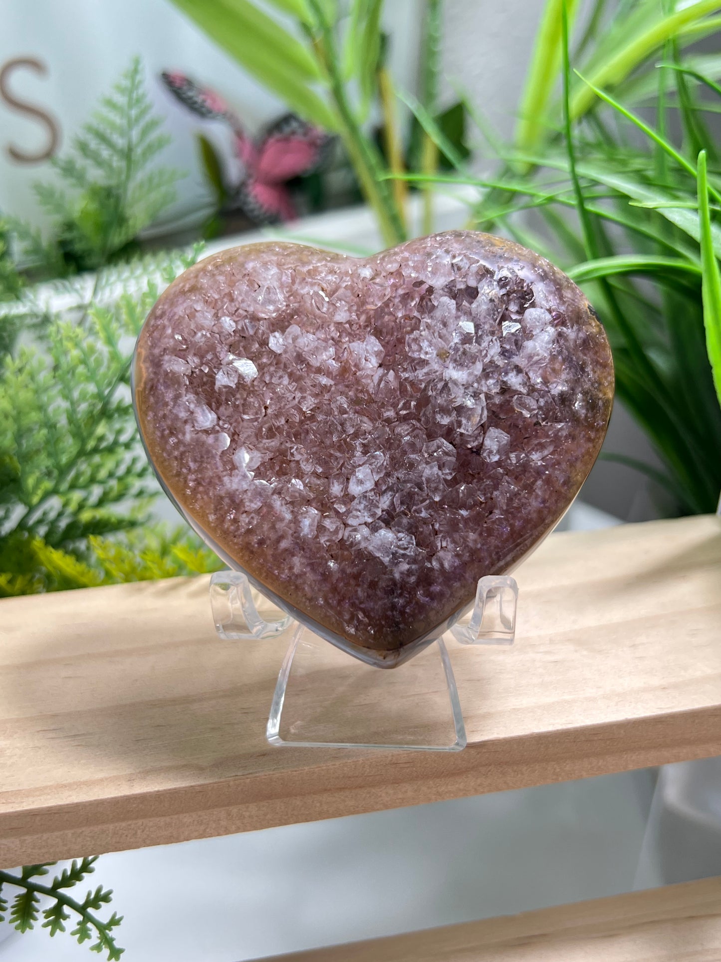 Amethyst heart includes acrylic stand